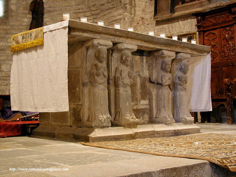 ALTAR CENTRAL CON LOS ANGELES PORTADORES DE LOS TETRAMORFOS